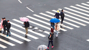 下雨天撑伞过斑马线的行人合集71秒视频