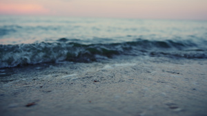 蓝色的海浪在寒冷的早晨日出时溅起沙滩23秒视频