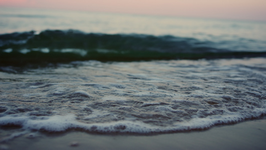 寒冷的早晨海浪在海岸线上溅起沙滩视频