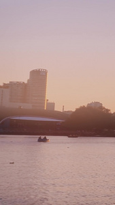 黄昏夕阳下河堤漫步的人空镜头视频
