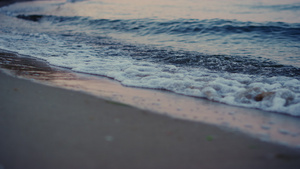 在早晨黎明打破沙滩的蓝色冷海浪23秒视频