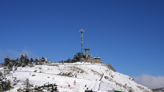 航拍湖北旅游冬天雪景神农顶瞭望塔4k素材视频