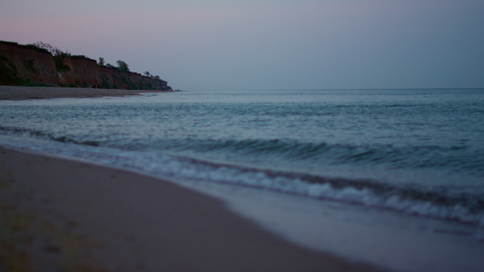 在寒冷的傍晚日落时宁静的早晨沙滩海景视频