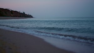 在寒冷的傍晚日落时宁静的早晨沙滩海景16秒视频