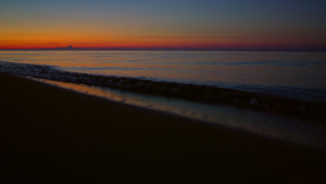 早晨在海水表面反射的金色日出22秒视频