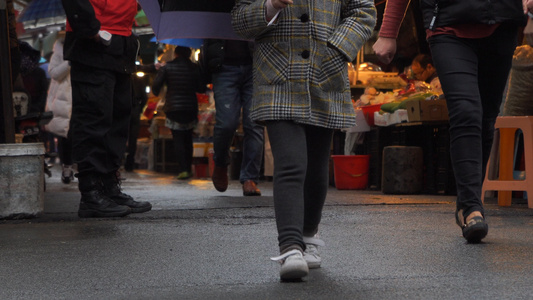 雨天行人的脚步合集视频