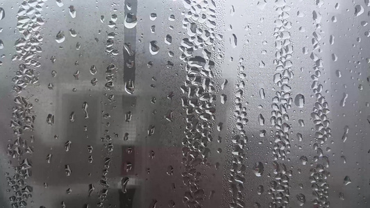 车窗镜上的雨滴近视视频