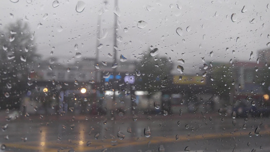 雨天的车动风景在镜子上下着雨滴视频