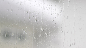 窗玻璃上倾注着雨水27秒视频