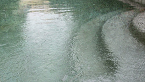 绿马赛克游泳池台阶的绿色马赛克水波纹15秒视频