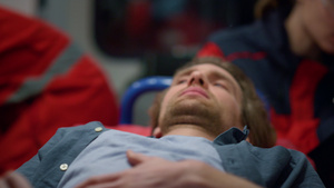 患者躺在急救车的担架上13秒视频