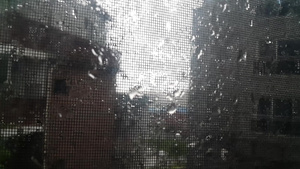 窗玻璃上有雨滴的金属纱布16秒视频