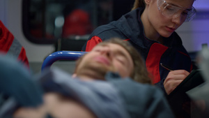 医疗护理人员在急救车上为病人提供救护车帮助15秒视频