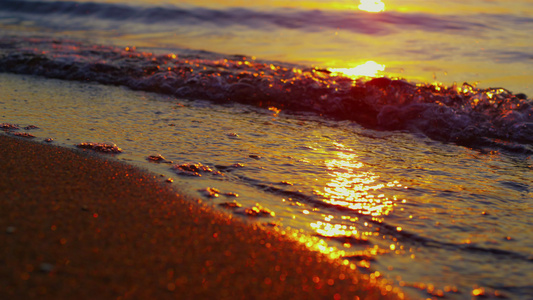 了溅起夏季金色沙滩的海浪视频