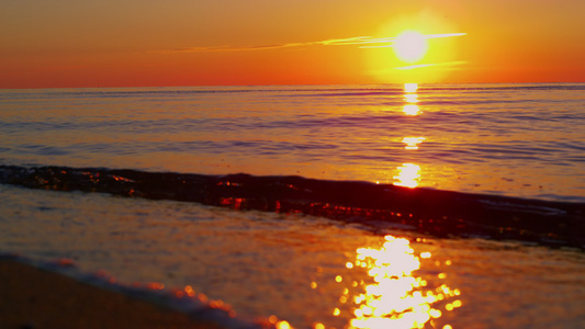 早晨的海景太阳在金色的日出时在海平面升起视频