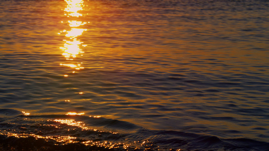 海水在海岸线反射阳光的视图视频