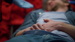 病人躺在救护车上的担架的肚子疼痛的男性25秒视频