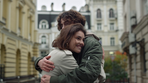 快乐的情侣在市中心拥抱17秒视频