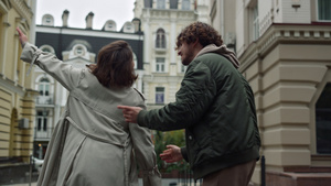 快乐的情侣约会在街上跳舞21秒视频
