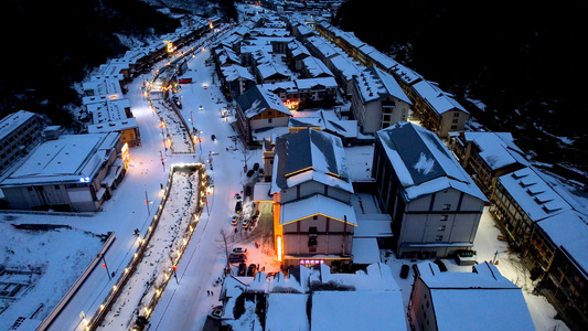 航拍冬天夜晚雪后的旅游湖北木鱼古镇村落夜景4k素材视频