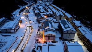 航拍冬天夜晚雪后的旅游湖北木鱼古镇村落夜景4k素材52秒视频