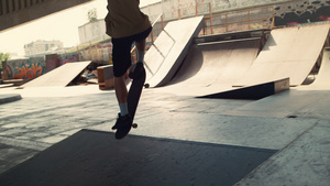 时髦的人在城市滑板公园享受滑板的极限运动8秒视频
