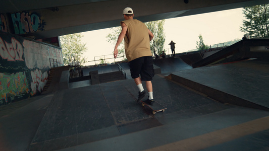 年轻的溜冰者在城市滑板公园骑滑板视频