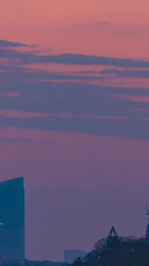 日出延时城市高楼与小青岛灯塔海上日出39秒视频