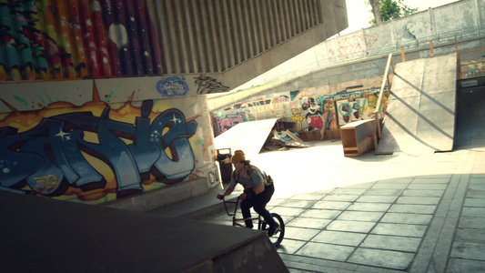 青少年在城市空间的越野自行车上练习跳跃技巧视频