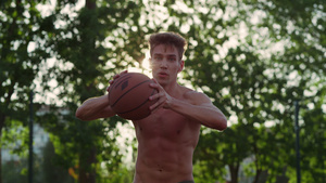 有肌肉的运动员在运动场练习街头篮球24秒视频