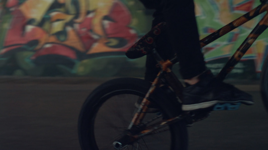 骑自行车的人在滑板场表演技巧视频