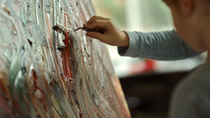 在艺术工作室的儿童手持绘画工具画画14秒视频