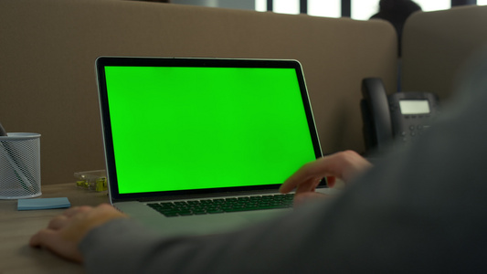 笔记本电脑上使用触摸板绿幕视频