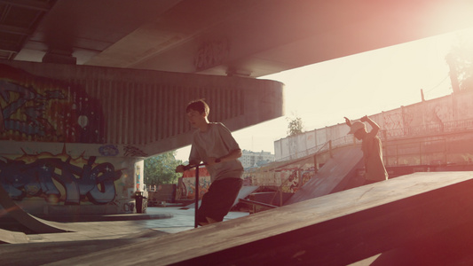 运动型青少年在城市滑板公园一起练习比赛视频