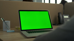 商人用绿色屏幕在笔记本电脑上打入绿色屏幕26秒视频