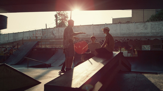 年轻人在滑板公园交流视频