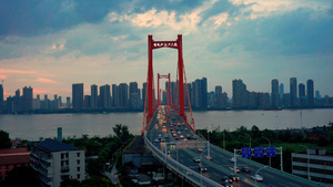 4K傍晚晚霞天气的鹦鹉洲长江大桥繁忙交通30秒视频
