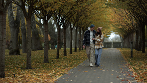 欢乐的情侣们在树丛公园的小巷上快乐地走着23秒视频