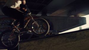 极端小轮车骑手在滑板公园骑自行车跳跃7秒视频