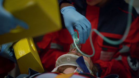 医生在伤者身上戴上氧气面罩视频