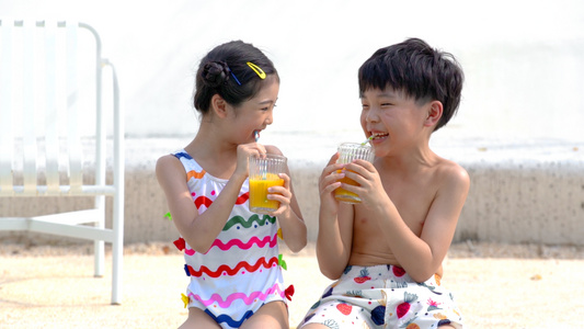 4k暑假夏日夏天儿童游泳喝果汁视频