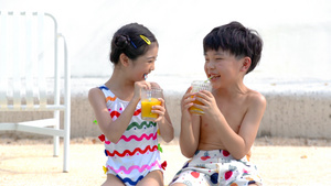 4k暑假夏日夏天儿童游泳喝果汁11秒视频
