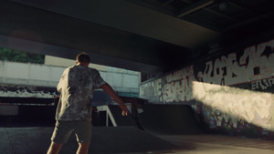 年轻的嬉皮士在滑板公园溜冰墙上有涂鸦19秒视频