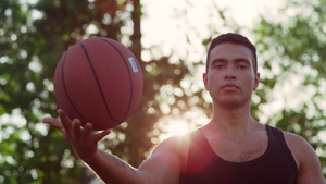 强健的球员在运动场上训练街头篮球7秒视频