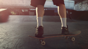 在城市滑板公园的日落时分运动型男子在滑板上训练技能13秒视频