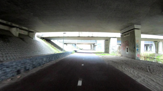 地下隧道大墙自行车旅行视频