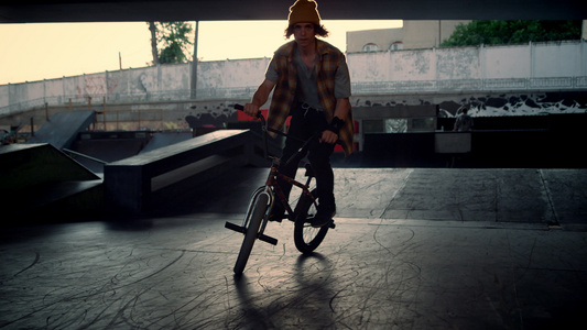 在城市滑板公园骑自行车的年轻人视频