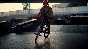 在城市滑板公园骑自行车的年轻人22秒视频