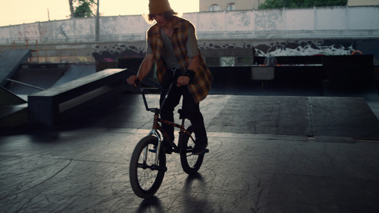 运动型男子在滑板公园骑越野自行车做危险的把戏视频