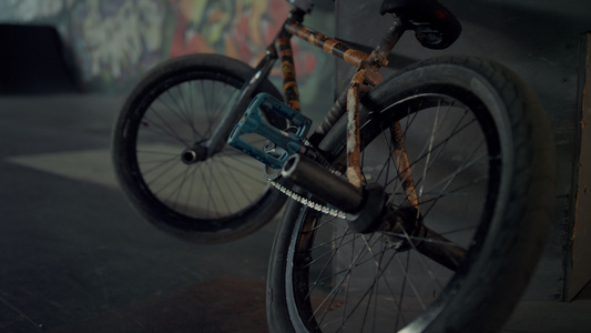 越野自行车涂鸦墙背景视频